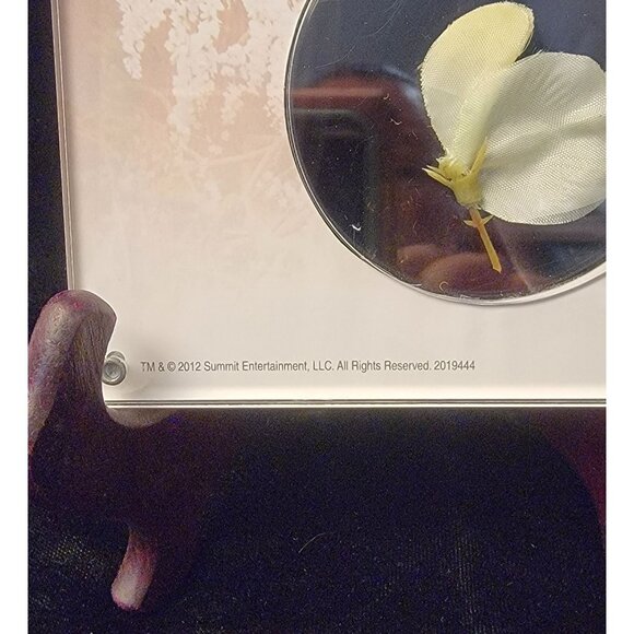 Official Collectible Wedding Photo and Flower Movie Prop from Breaking Dawn Part - Picture 9 of 12